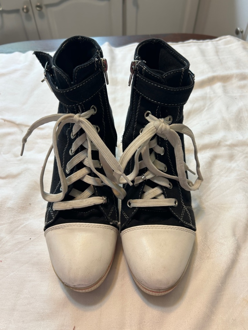 YUFU *STAR Black and White Lace-Up Women's High-Top Sneakers